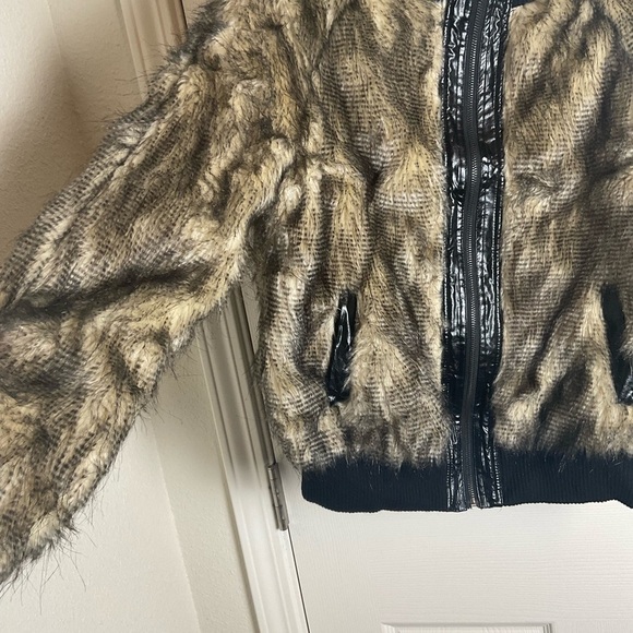 Vertigo Paris Faux Fur Bomber Jacket – Tan & Black – Size Large - Picture 6 of 10
